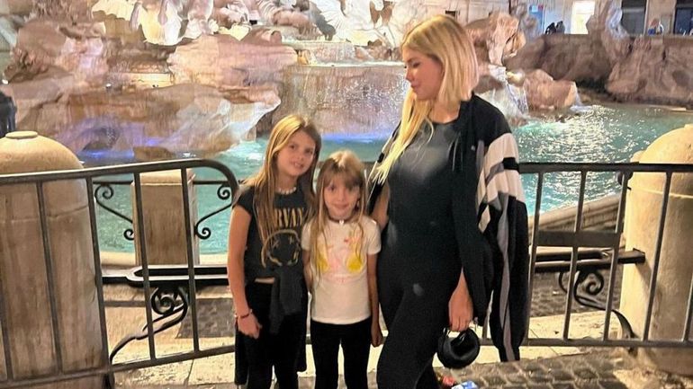 En la Fontana di Trevi tiraron monedas y pidieron deseos como indica la tradición romana.