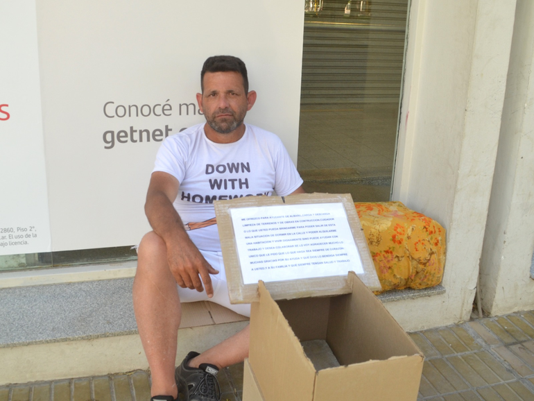Fabián no la pasó nada bien estas fiestas durmiendo en la calle. Foto Antonio Spagnuolo.