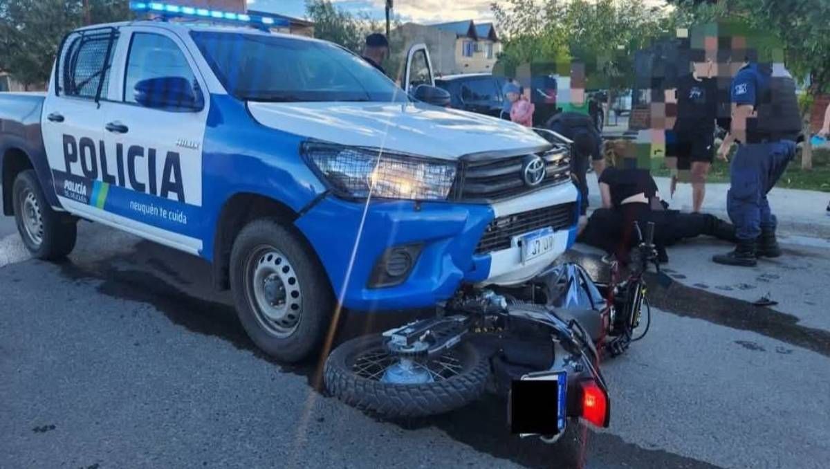 El móvil policial quedó involucrado en el violento choque.&nbsp;