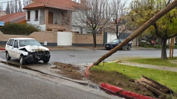 Un adolescente intentó evitar un choque y terminó contra un poste