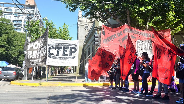 Hubo otro acampe de las organizaciones en el centro de Neuquén