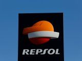 Foto de archivo del logo de Repsol en una gasolinera cerca de Sevilla. Mar 3, 2016. REUTERS/Marcelo del Pozo/