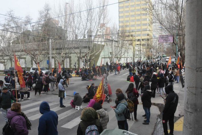 Organizaciones sociales rodean la Casa de Gobierno. Organizaciones sociales rodean la Casa de Gobierno.