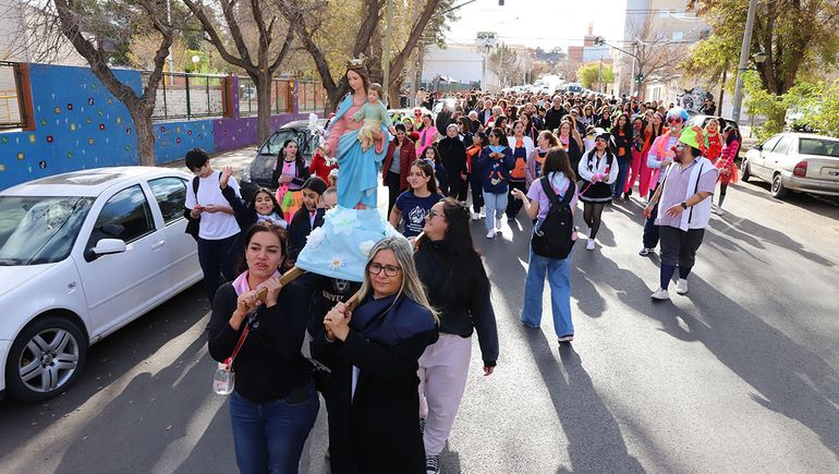 En 13 fotos, así fue la peregrinación del colegio María Auxiliadora por las calles de Neuquén