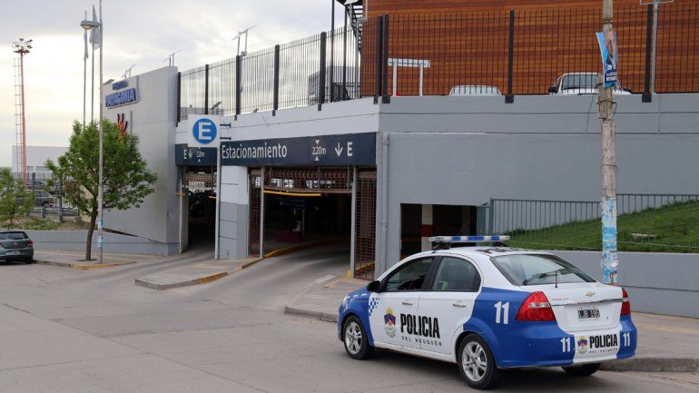Ingreso al estacionamiento de La Anónima.
