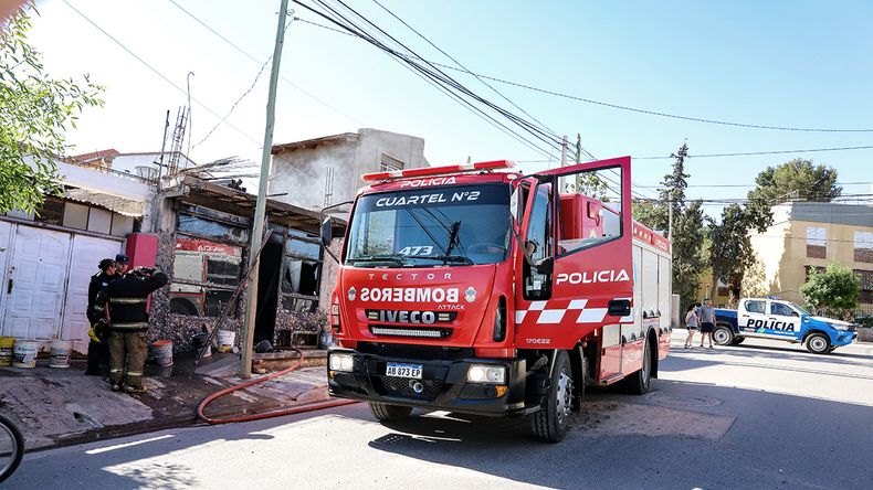 VIDEO: Las llamas consumieron una vivienda en el barrio Islas Malvinas | LM Neuquen VIDEO: Las llamas consumieron una vivienda en el barrio Islas Malvinas