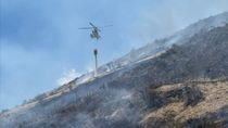 El incendio que se originó en la obra en construcción se expandió rápidamente a los pastizales y asrbustos de una ladera en Esquel. El incendio que se originó en la obra en construcción se expandió rápidamente a los pastizales y asrbustos de una ladera en Esquel.