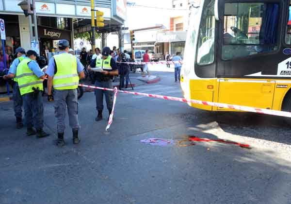 Murió la mujer atropellada por un colectivo en el Bajo de la ciudad