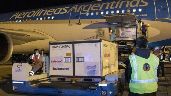 Con un cargamento de vacunas AstraZeneca