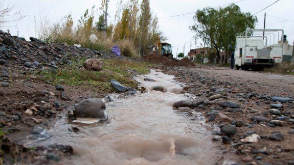 La empresa rompió un caño pero el Municipio suspendió el bombeo.