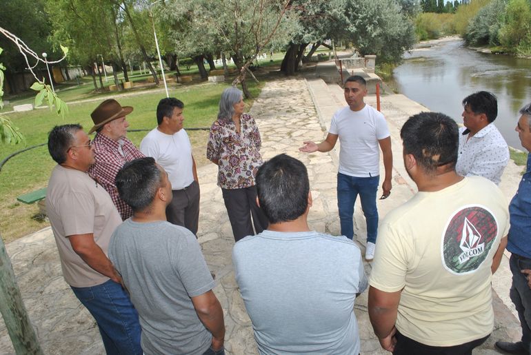 El intendente de Mariano Moreno y otros jefes comunales, a orillas del arroyo Covunco.