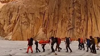 35 personas trabajaron para rescatar a dos montañistas accidentadas en Santa Cruz. 35 personas trabajaron para rescatar a dos montañistas accidentadas en Santa Cruz.