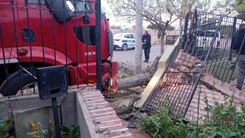 La distracción de un chofer provocó destrozos en un barrio de Trelew. La distracción de un chofer provocó destrozos en un barrio de Trelew.