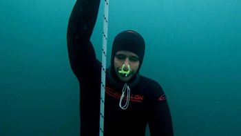 ¿Cómo hace? El chubutense que logra estar más de 6 minutos sin respirar bajo el agua helada.