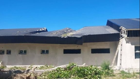 Un árbol cayó sobre una escuela de El Hoyo, Chubut.
