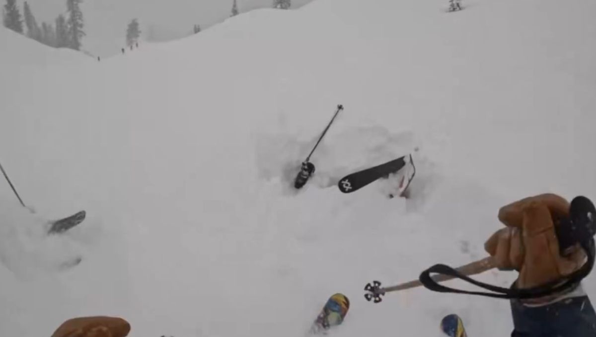 El esquiador estaba sepultado en la nieve, con la cabeza hacia abajo y los pies hacia arriba.
