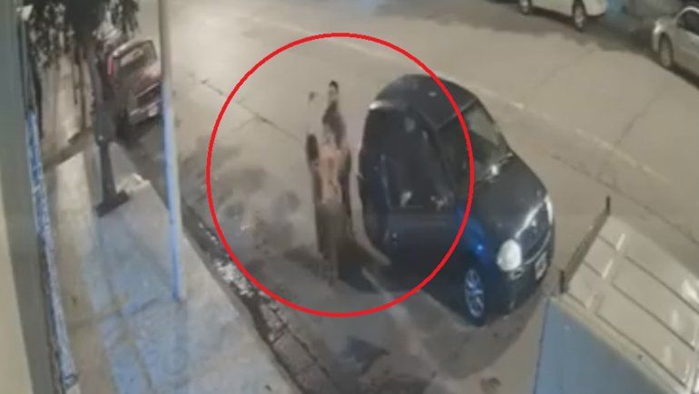 Le dio una trompada a una mujer con un bebé en brazos y quedó todo grabado