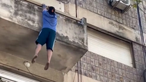 El hombre perdió el equilibrio mientras intentaba ingresar al balcón de su departamento. El hombre perdió el equilibrio mientras intentaba ingresar al balcón de su departamento.