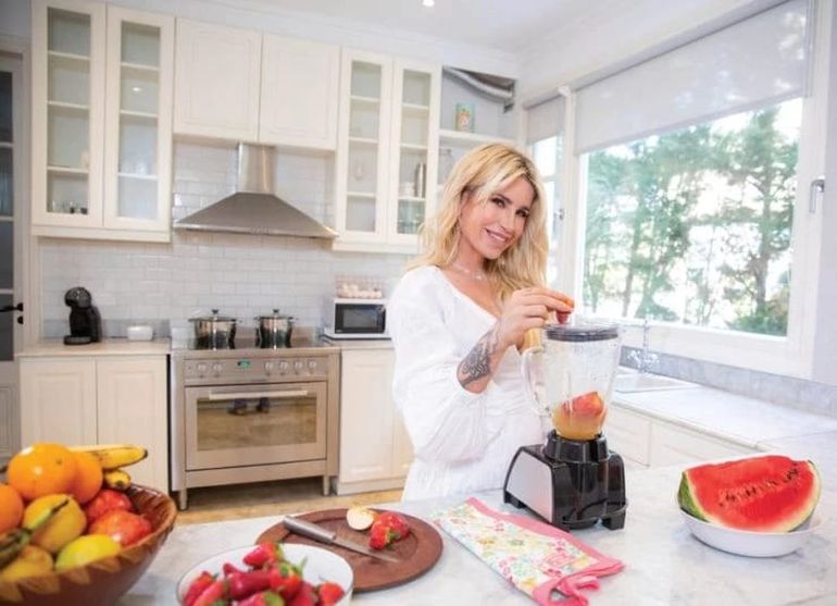 Flor Peña en la cocina de su mansión en Nordelta. Flor Peña en la cocina de su mansión en Nordelta.
