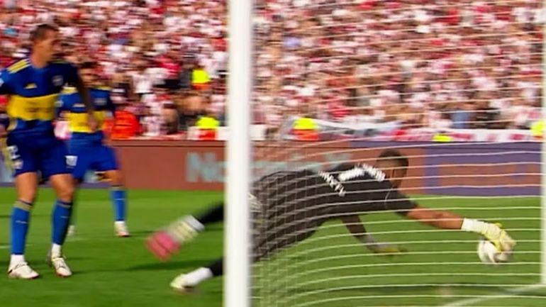 Chiquito Romero sacó la pelota y el VAR le dio la derecha Chiquito Romero sacó la pelota y el VAR le dio la derecha