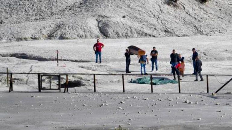 El gas procedente del cráter superficial terminó matando a los tres.