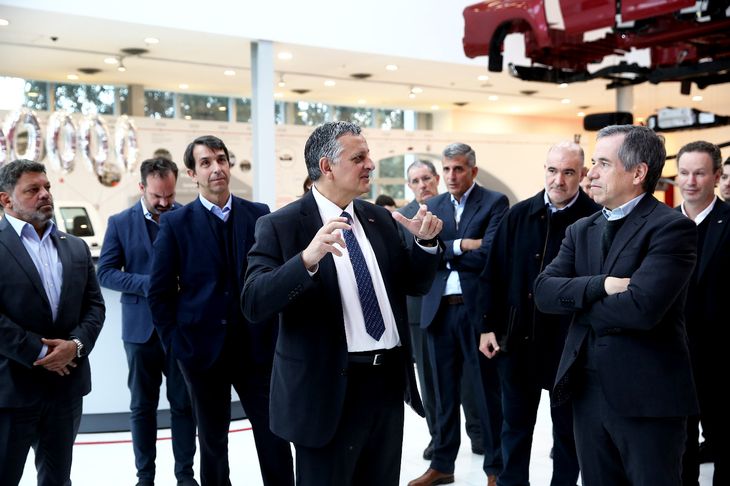 YPF y Toyota afianzan su vínculo para empoderar el modelo de productividad. Horacio Marín visitó la fábrica automotriz y se reunió con Gustavo Salinas, de la marca nipona. YPF y Toyota afianzan su vínculo para empoderar el modelo de productividad. Horacio Marín visitó la fábrica automotriz y se reunió con Gustavo Salinas, de la marca nipona.
