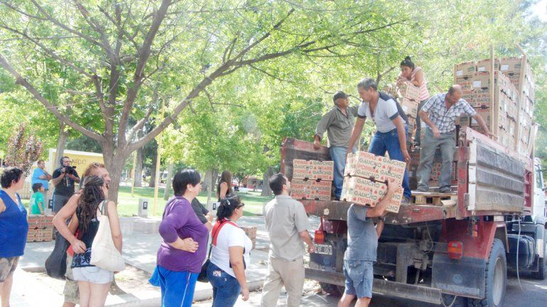 La gente se acercó hasta las plazas para llevarse la fruta.