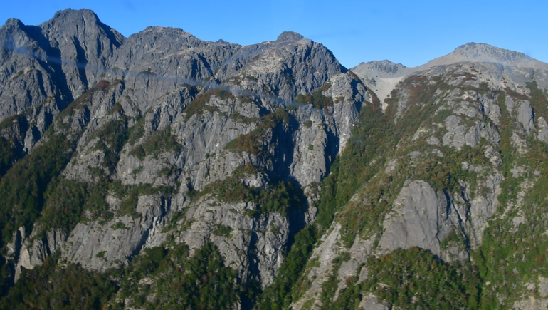 Cómo es el lugar y quién hará el rescate del cuerpo hallado en el cerro de Villa La Angostura