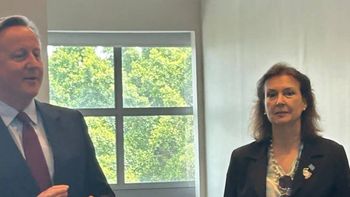 La canciller Diana Mondino se seunió con David Cameron en Brasil, tras la polémica visita del funcionario británico a las Islas Malvinas. Foto: Google. La canciller Diana Mondino se seunió con David Cameron en Brasil, tras la polémica visita del funcionario británico a las Islas Malvinas. Foto: Google.