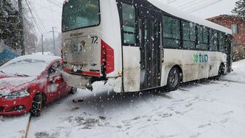 video: ponia cadenas a su auto en la banquina y un colectivo lo choco video: ponia cadenas a su auto en la banquina y un colectivo lo choco