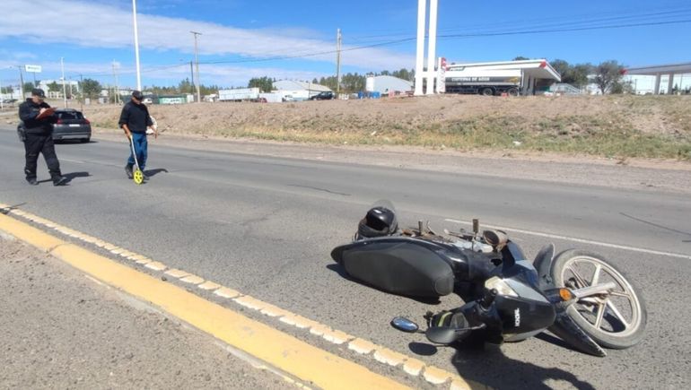 Dos motociclistas heridos en choques en la Ruta 7 en Centenario