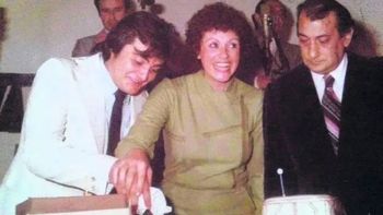 Ana Delgui, junto a José Luis Datri y Aníbal Forcada, otros dos grandes personajes de la radiofonía neuquina. Ana Delgui, junto a José Luis Datri y Aníbal Forcada, otros dos grandes personajes de la radiofonía neuquina.