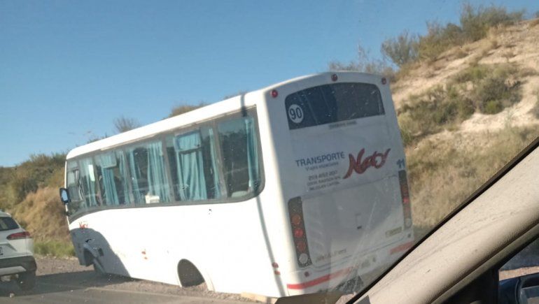 Transporte escolar perdió una rueda en la ex ruta 7 y quedó en la banquina