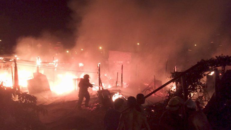 Se quemaron dos casillas y un auto en un incendio en Cuenca XV