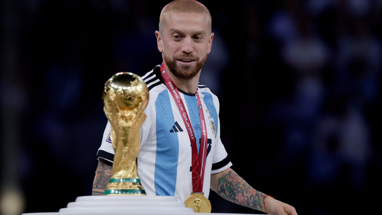 Papu Gómez con la Copa del Mundo que ganó con la Selección en Qatar 2022. Papu Gómez con la Copa del Mundo que ganó con la Selección en Qatar 2022.