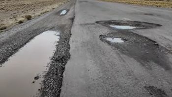 Los pozos de la ruta 40 que recientemente mostró un youtuber viajero que iba camino a 25 de Mayo, en Chubut. Los pozos de la ruta 40 que recientemente mostró un youtuber viajero que iba camino a 25 de Mayo, en Chubut.