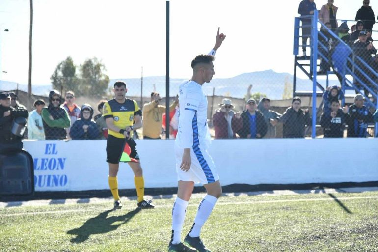 Lazaneo festeja el único tanto del León frente al Papero el último fin de semana. Fotos: gentileza Miguel Huentecol Lazaneo festeja el único tanto del León frente al Papero el último fin de semana. Fotos: gentileza Miguel Huentecol