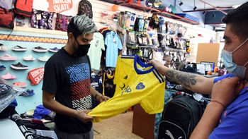 Un hincha compra la réplica en un comercio neuquino. Esas también salen como pan caliente. Un hincha compra la réplica en un comercio neuquino. Esas también salen como pan caliente.