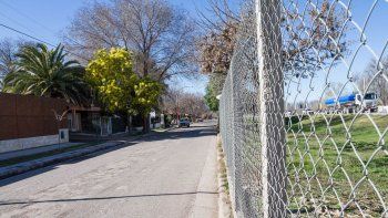El alambrado aleja al barrio de la ruta e impide el acceso directo de peatones a la calle Cipolletti. El alambrado aleja al barrio de la ruta e impide el acceso directo de peatones a la calle Cipolletti.