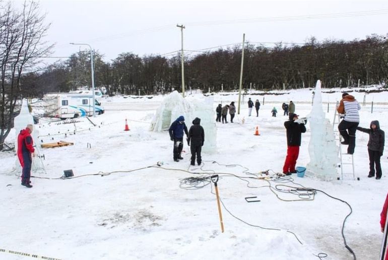 Artistas de distintas parte del país tallaron unas 20 esculturas, usando 300 bloques de hielo extraidos de una laguna por la Municipalidad de Tolhuin. Artistas de distintas parte del país tallaron unas 20 esculturas, usando 300 bloques de hielo extraidos de una laguna por la Municipalidad de Tolhuin.