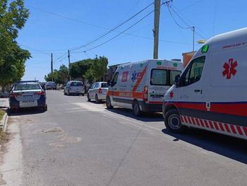 Varias ambulancias del SIEN confluyeron en el lugar del riesgoso escape de gas.