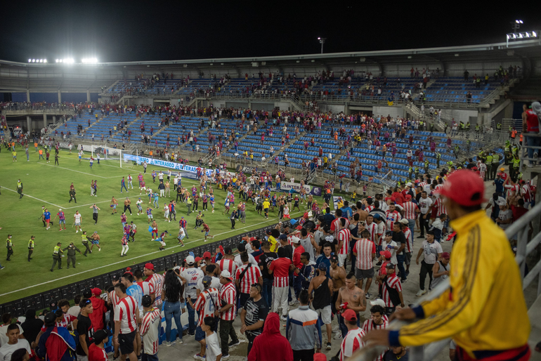 Batalla campal: salvaje enfrentamiento de barras en el clásico colombiano
