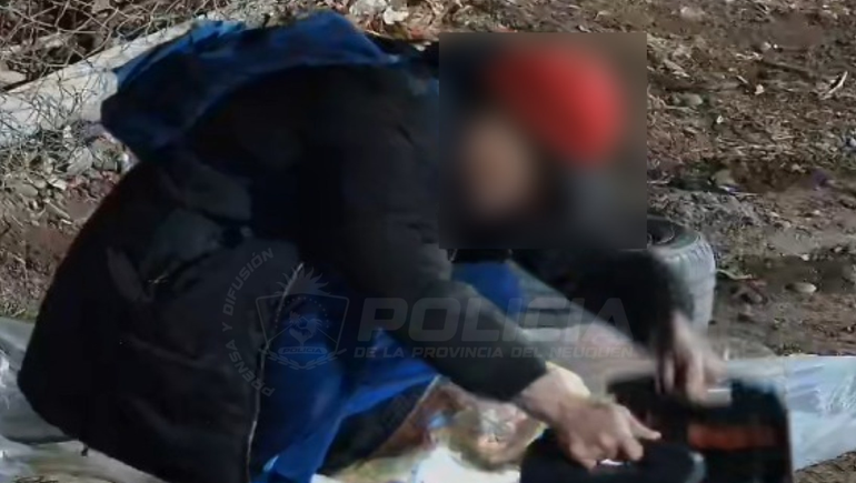 Aprovechó que el auto estaba abierto y se llevó hasta las sillas de camping