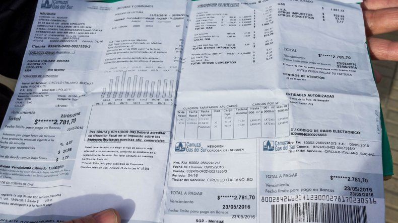 Legisladores del bloque CCARI-Cambiemos presentaron un proyecto de ley para que los servicios públicos venzan después del 10, para no pagar con mora. Legisladores del bloque CCARI-Cambiemos presentaron un proyecto de ley para que los servicios públicos venzan después del 10, para no pagar con mora.