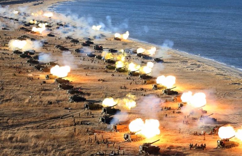 Vehículos de artillería autopropulsadas disparan al mar desde Corea del Norte. Vehículos de artillería autopropulsadas disparan al mar desde Corea del Norte.