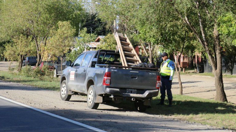 No alcanzó a frenar y chocó contra una Hilux: una mujer resultó con heridas leves