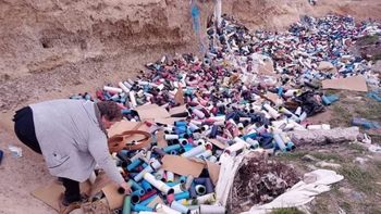 Es una maldad tirar tantos hilos con todos los talleres textiles que hay en Trelew, dijo la presidenta de la Junta Vecinal del Barrio Corradi, que publicó la ubicación exacta del baldío. Es una maldad tirar tantos hilos con todos los talleres textiles que hay en Trelew, dijo la presidenta de la Junta Vecinal del Barrio Corradi, que publicó la ubicación exacta del baldío.