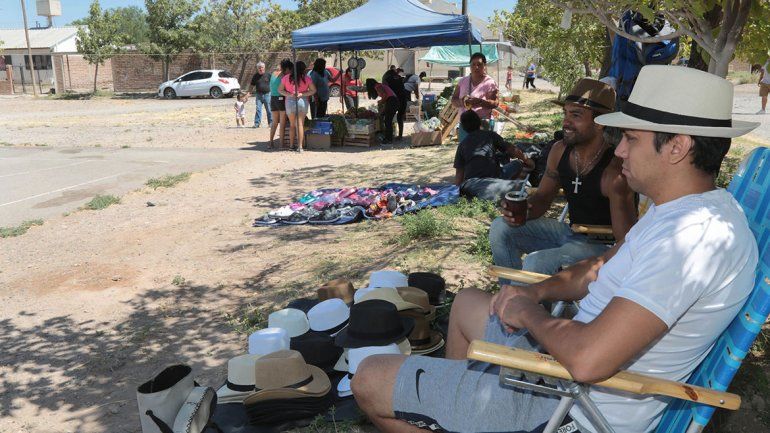 Instalaron otra feria en una plaza de Centenario