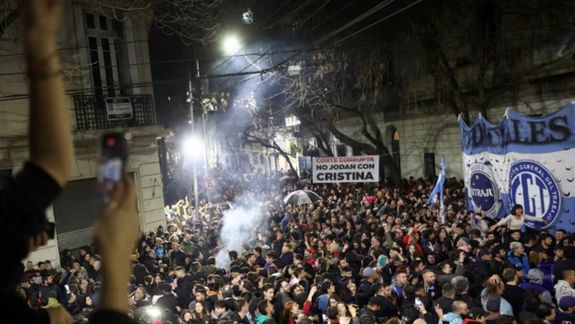 Una multitud se concentró frente a su casa en el barrio porteño de Constitución, lugar en el que solicitó.