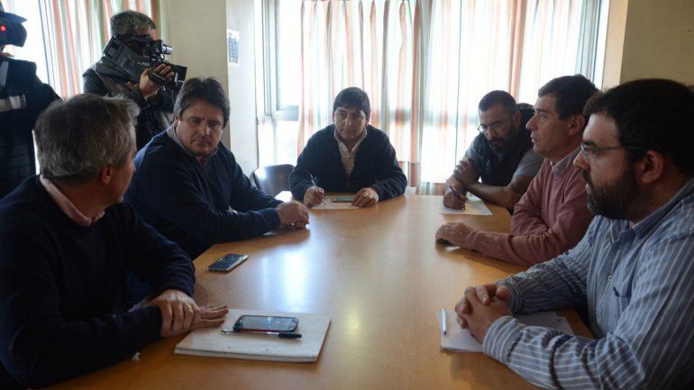 Una instantánea de la reunión entre los funcionarios y dirigentes de ATE. El encuentro fue muy breve.